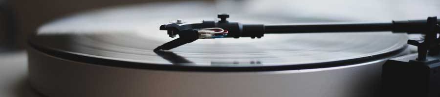 Plattenfirmen-Geheimnisse enthüllt: Wie entscheiden Musiklabels, welche Künstler sie unter Vertrag nehmen?